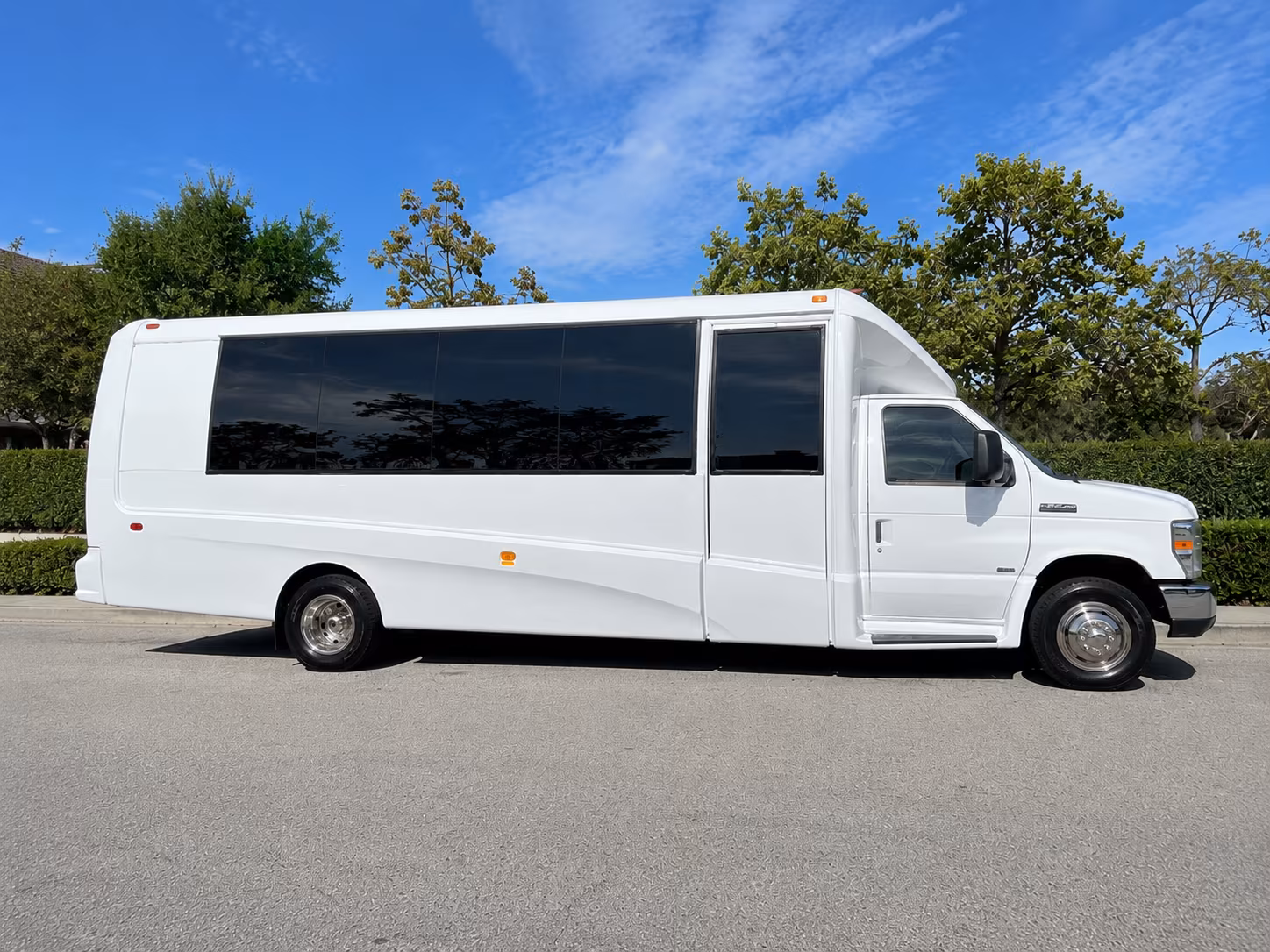 corporate airport transfer buses serving ontario international and lax